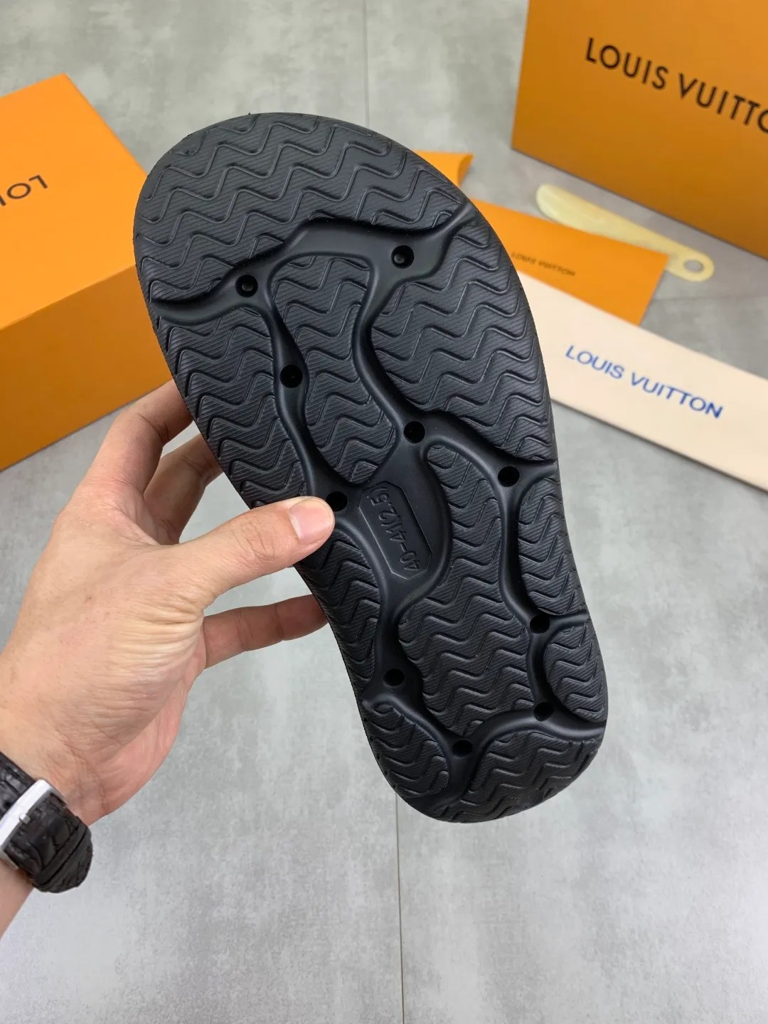 Men's shoes 💰P320💰【New style】🆘 Original quality 【LOUIS VUITTON】The popular Louis Vuitton LV men's slippers on the official website are on sale simultaneously! Original fabric imported from Italy. Original bottom provided by the original factory. Number of yards: 38-44 (customized to 45). Multiple colors to choose from. Fully packaged drawer box.
